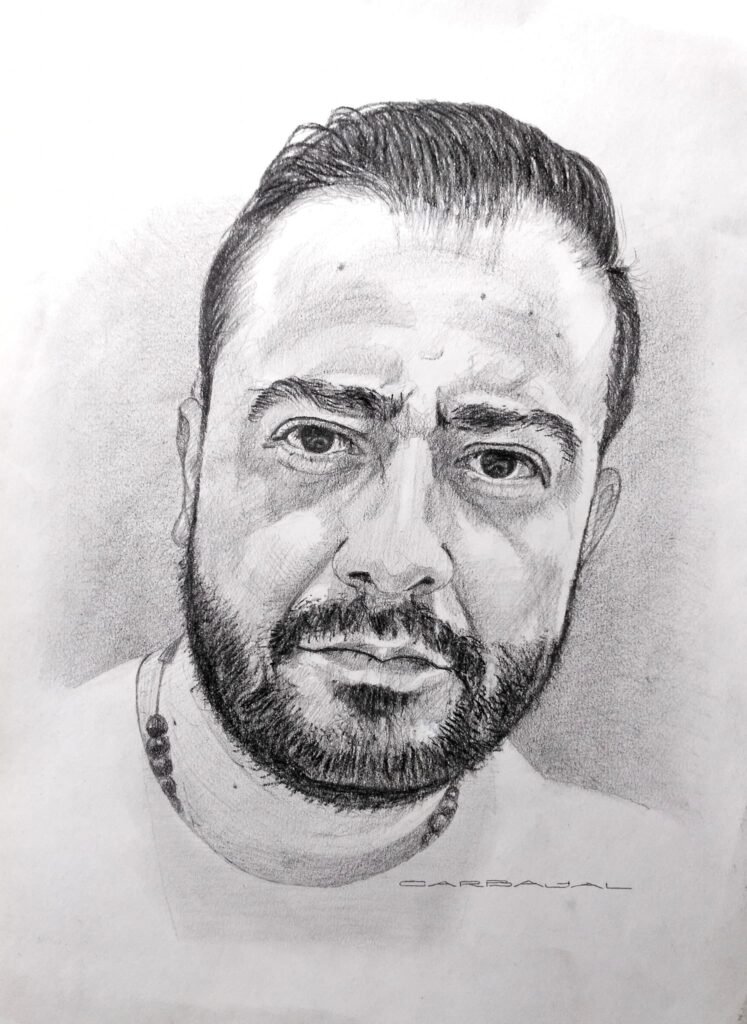 Retrato realista a grafito y carboncillo de hombre con barba, collar y mirada intensa, escala de grises