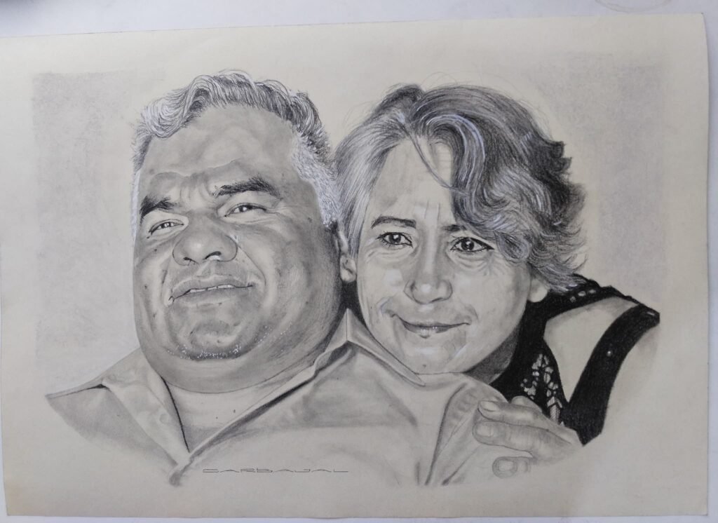 Retrato realista a grafito y carboncillo de pareja de adultos sonrientes, escala de grises