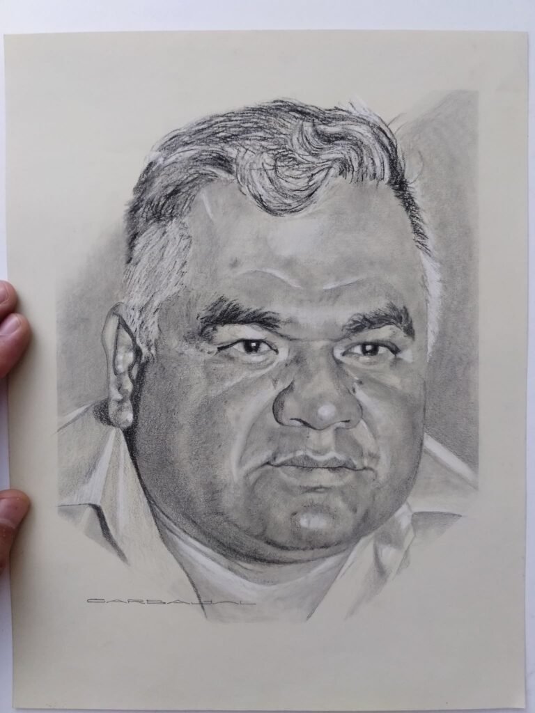 Retrato realista a grafito y carboncillo de hombre maduro con mirada seria, escala de grises