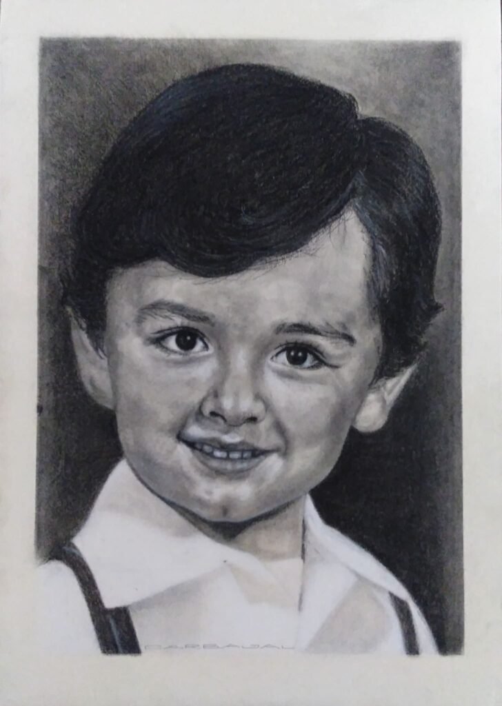Retrato realista a grafito y carboncillo de niño sonriente con cabello negro, escala de grises