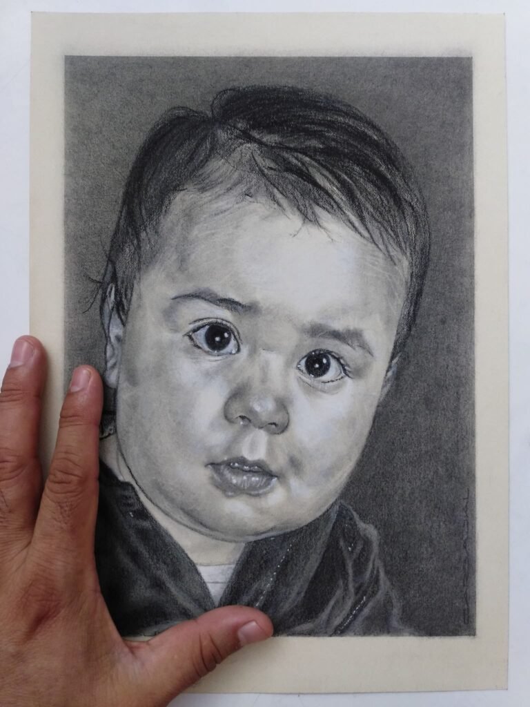 Retrato realista a grafito de bebé con ojos grandes y expresión curiosa, escala de grises