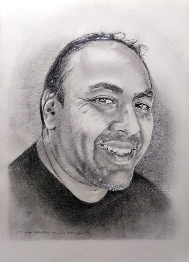 Retrato realista a carboncillo de hombre adulto semicalvo con sonrisa amplia, escala de grises