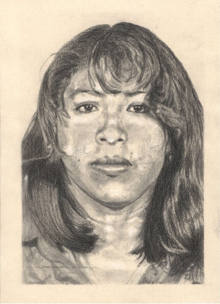 Retrato realista a grafito y carboncillo de mujer joven con fleco y cabello suelto, escala de grises