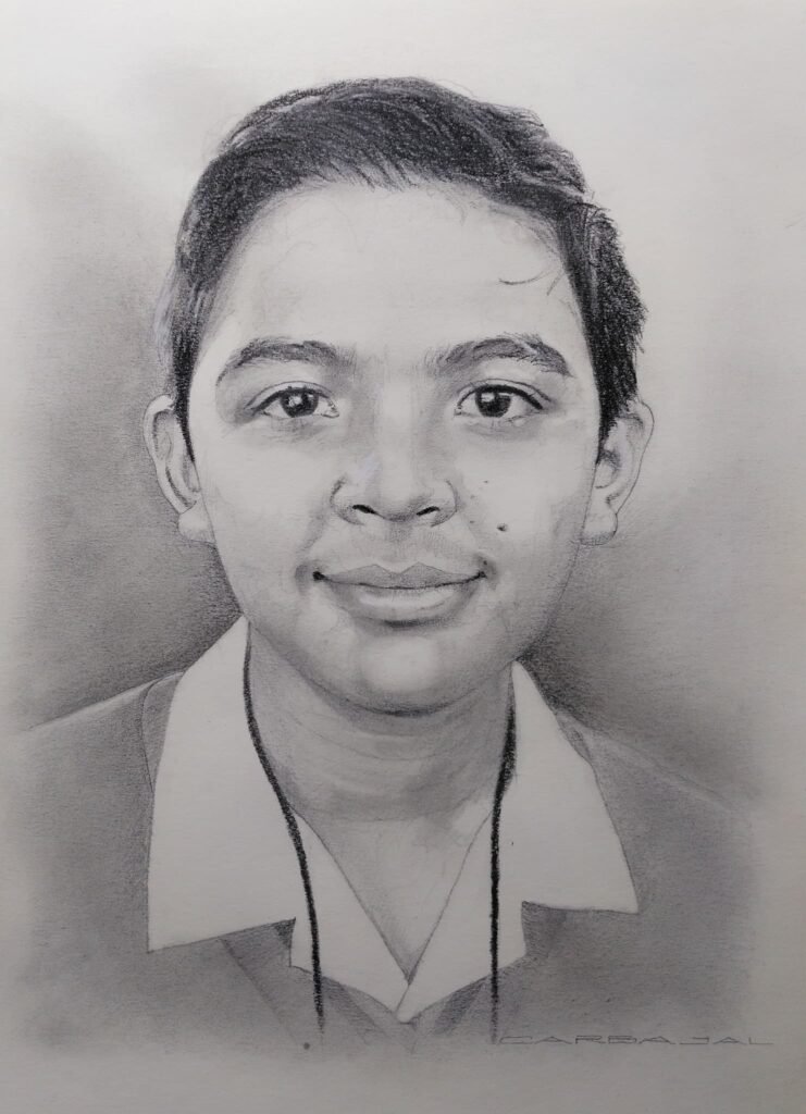 Retrato realista a grafito y carboncillo de niño con uniforme escolar y sonrisa, escala de grises