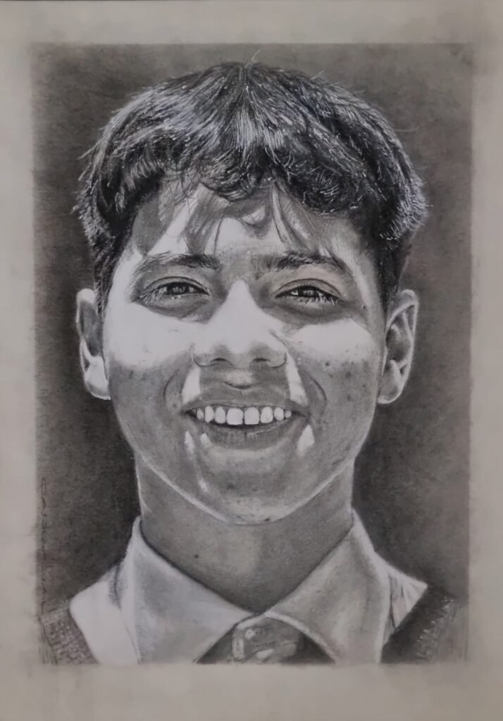Retrato realista a grafito y carboncillo de joven sonriente con corbata, escala de grises