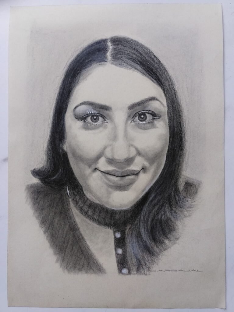 Retrato realista a grafito de mujer joven con cabello negro suelto y sonrisa sutil, escala de grises