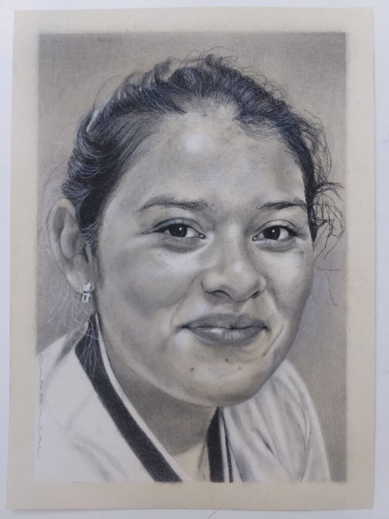 Retrato realista a grafito y carboncillo de mujer joven sonriente con cabello recogido, escala de grises