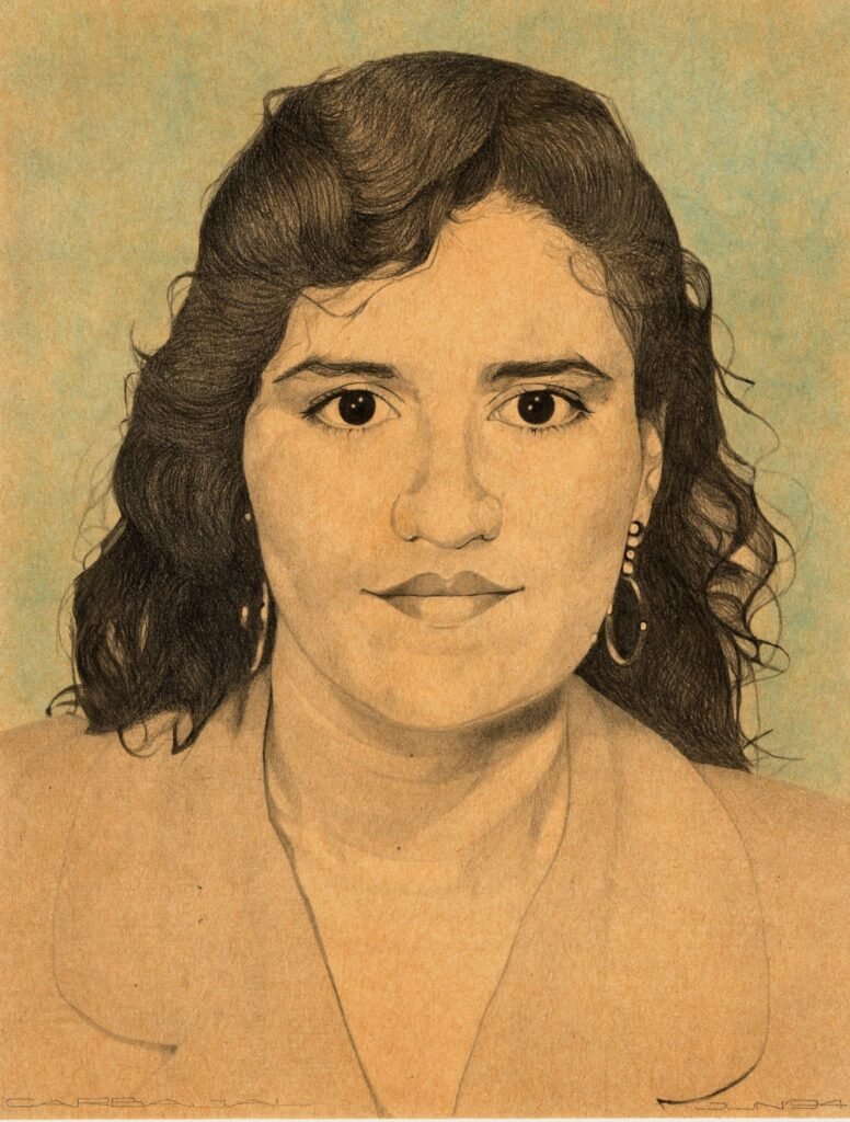 Retrato realista a lápiz y pastel de mujer joven con cabello ondulado, obra vintage sobre papel envejecido