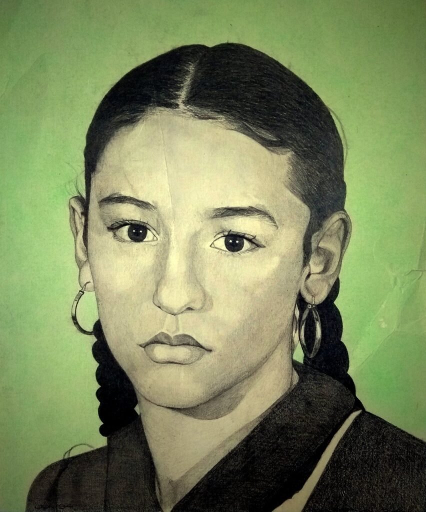 Retrato realista a grafito de mujer joven con trenzas y aretes de argolla, dibujo en escala de grises