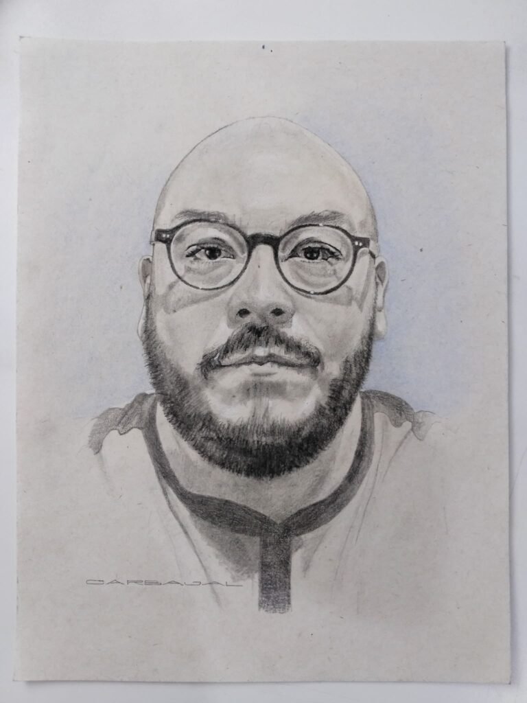 Retrato realista a grafito y carboncillo de hombre calvo con barba y lentes redondos, escala de grises