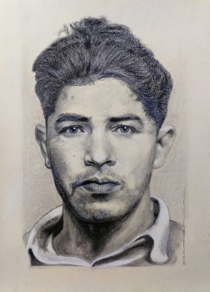 Retrato realista a grafito y carboncillo de hombre joven con mirada intensa y barba incipiente, papel kraft