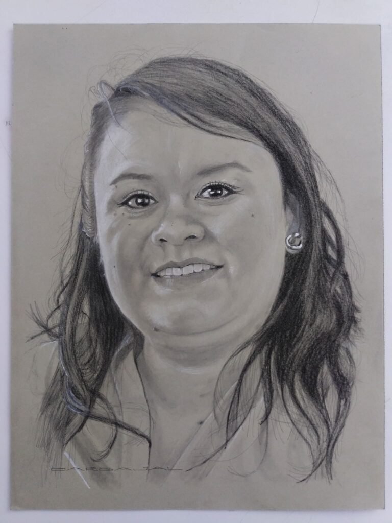 Retrato realista a grafito y carboncillo de mujer joven sonriente con cabello suelto y aretes, papel kraft