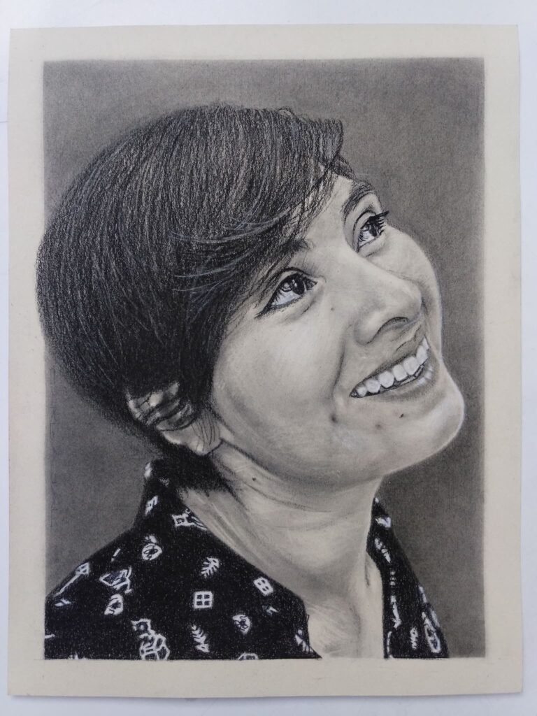 Retrato realista a carboncillo de mujer con cabello corto y sonrisa amplia, escala de grises