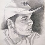 Retrato realista a grafito de hombre joven con gorra y barba incipiente, escala de grises