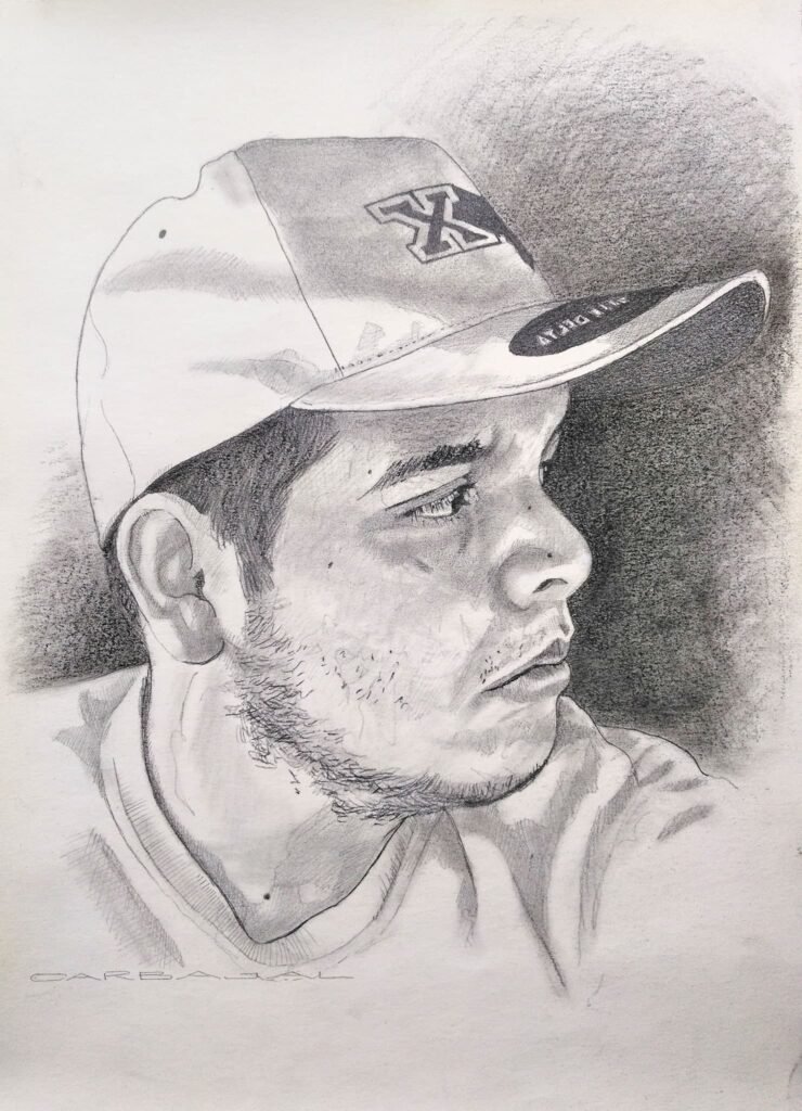 Retrato realista a grafito de hombre joven con gorra y barba incipiente, escala de grises